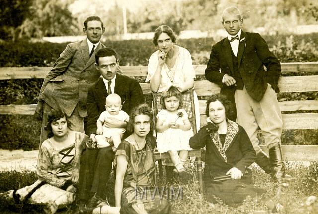 KKE 024.jpg - Rodzina Muszałowskich w odwiedzinach u Heleny Orzechowskiej w Zurnem. Od lewej siedzą na trawie: pierwsza Kazimiera Muszałowska, druga Waleria Nahorna z domu Muszałowska, trzecia Maria Wiernicka . Od lewej siedzą na krzesłach: pierwszy Adam Orzechowski z synem Henrykiem, obok z kwiatkiem w dłoni Alicja Orzechowska. Od lewej stoją: pierwszy Józef Muszałowski, druga Helena Orzechowska, trzeci Hipolit Muszałowski.